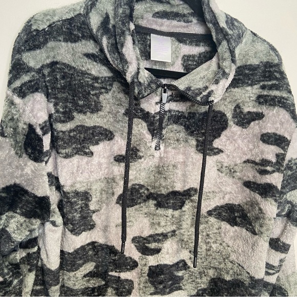 Camo print fluffy pullover size‎ medium - Picture 2 of 5